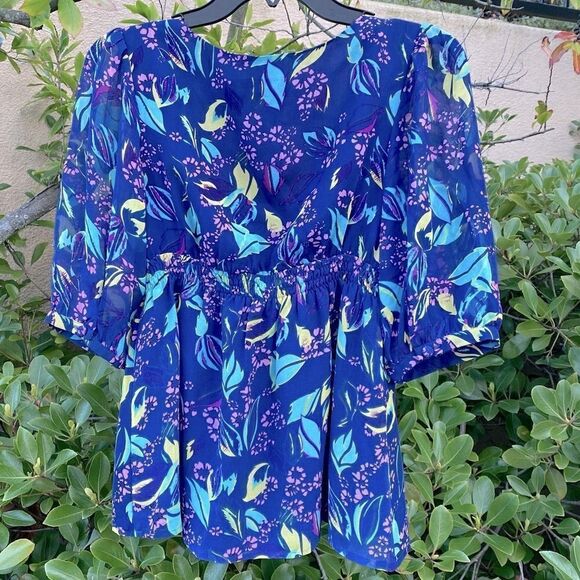 Yumi Kim 100% Silk Blue Floral Short Sleeve V-Neck Blouse Size Medium EUC! - Picture 2 of 6